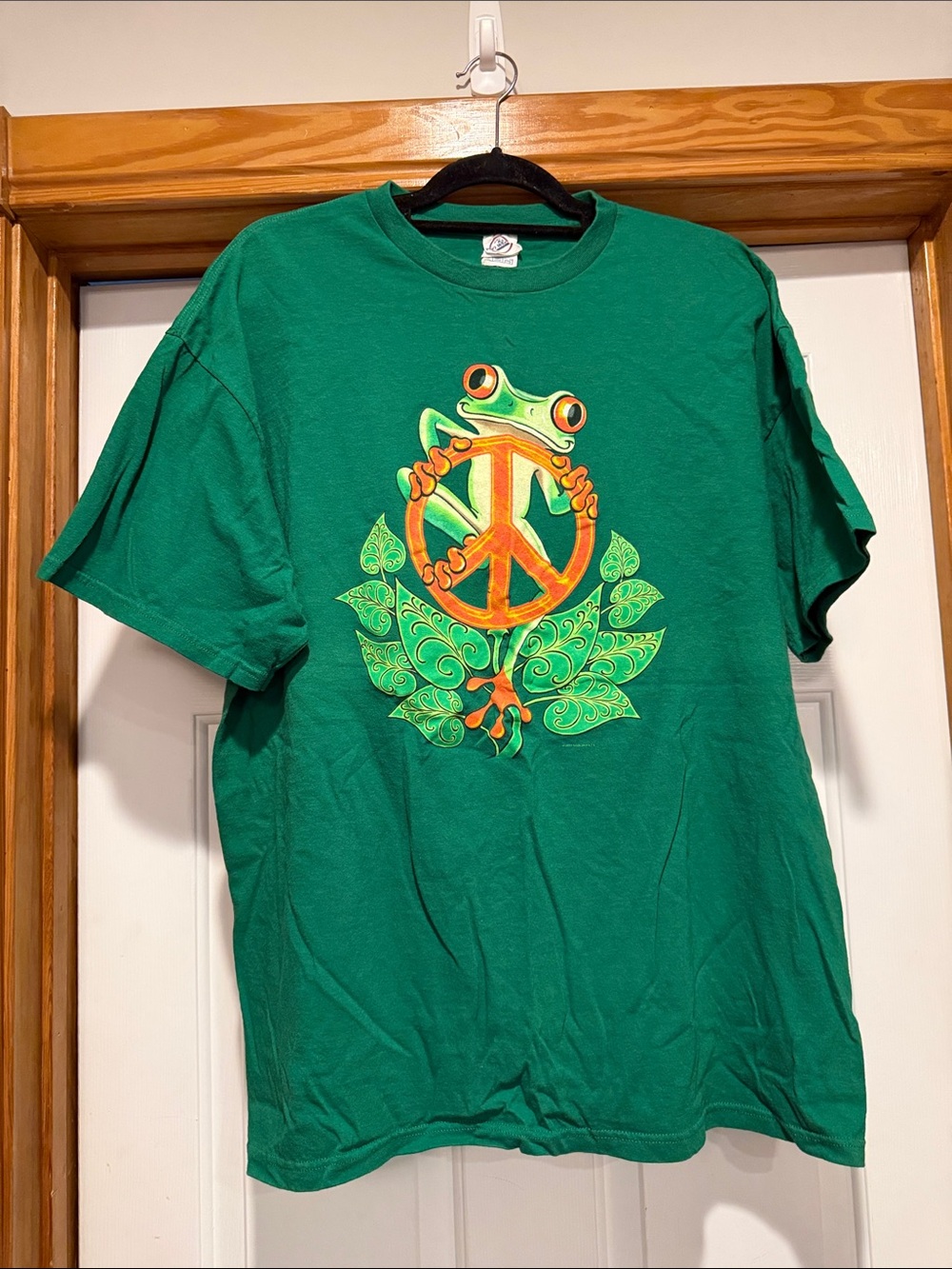 Men's Green Short Sleeve Graphic Tee with Frog Peace Motif
